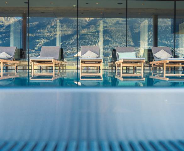 Pool Wellness Sonnenliegen
