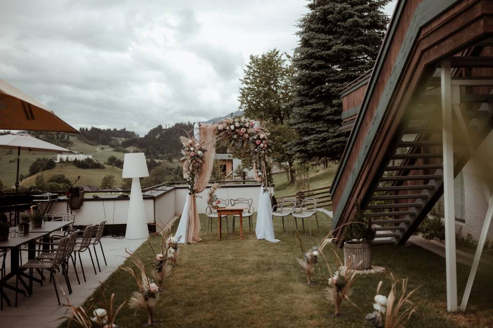 Glücklich heiraten im Salzburger Land: mit Garten-Trauung - Sonnhof by Vitus Winkler